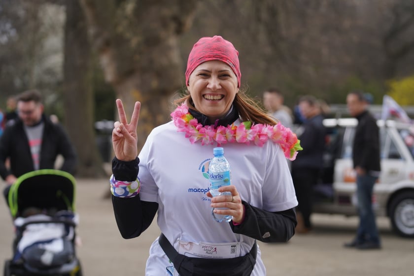 Uczestnicy ?Urodzinowego, charytatywnego biegu i marszu nordic walking dla Lenki? w parku Południowym