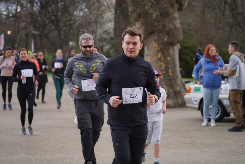 Uczestnicy ?Urodzinowego, charytatywnego biegu i marszu nordic walking dla Lenki? w parku Południowym