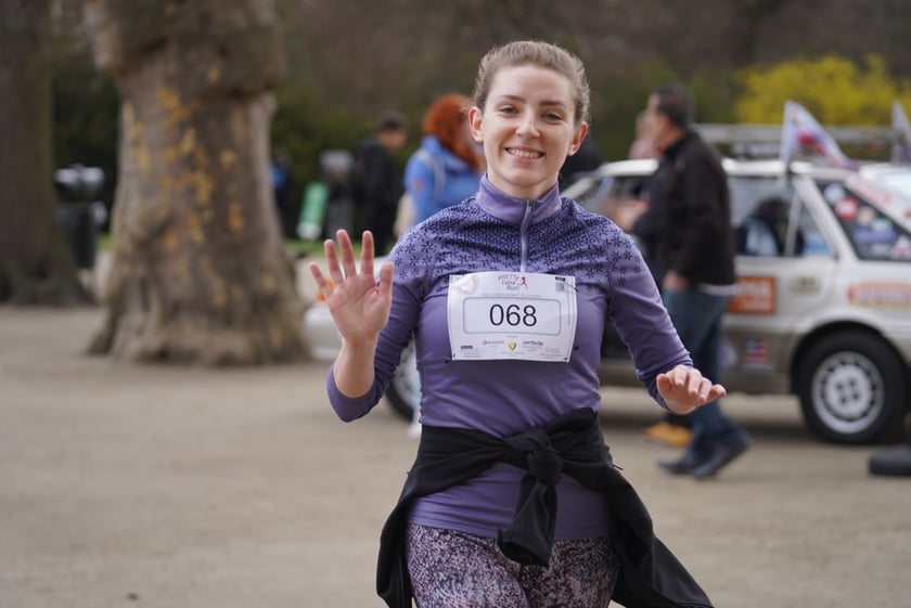 Uczestnicy ?Urodzinowego, charytatywnego biegu i marszu nordic walking dla Lenki? w parku Południowym