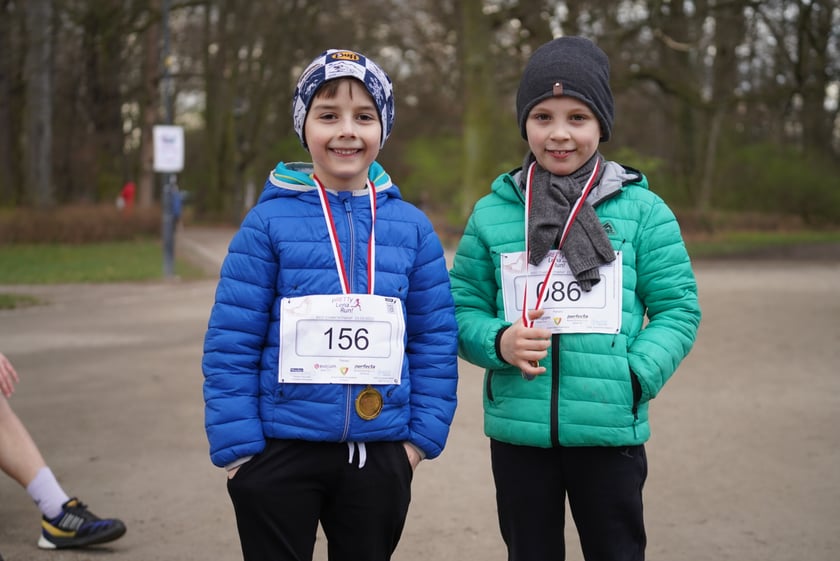 Uczestnicy ?Urodzinowego, charytatywnego biegu i marszu nordic walking dla Lenki? w parku Południowym