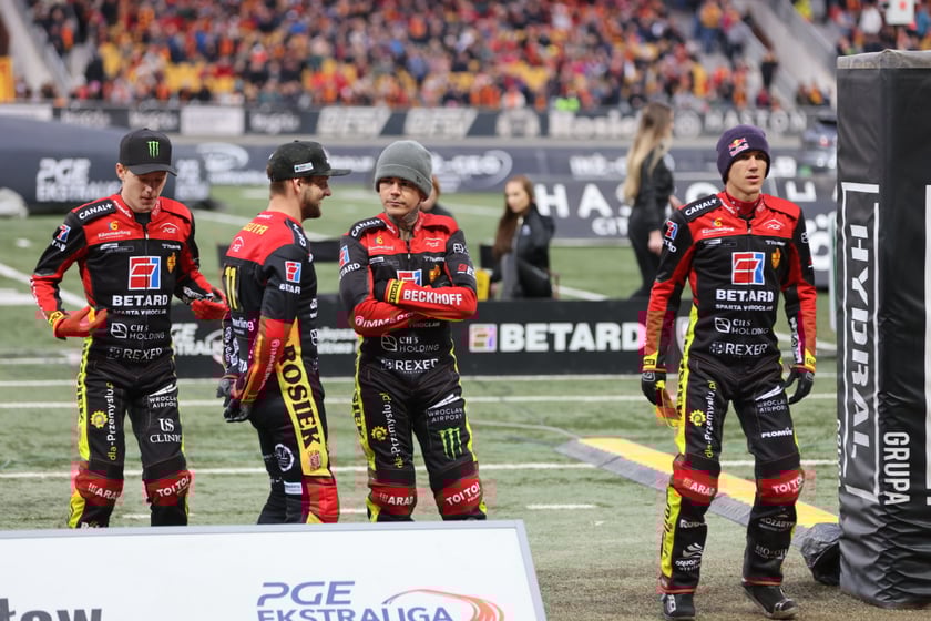 Zdjęcia kibiców z meczu żużlowego Betard Sparta Wrocław - Stal Gorzów, 7 maja 2023 r.