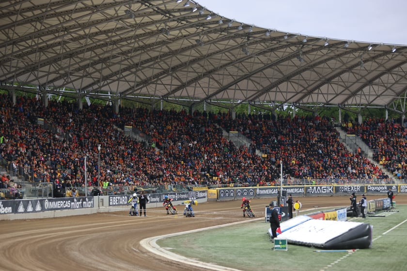 Zdjęcia kibiców z meczu żużlowego Betard Sparta Wrocław - Stal Gorzów, 7 maja 2023 r.
