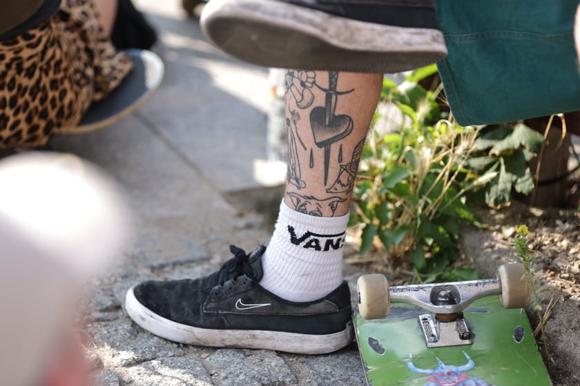Skaterzy na placu Wolności jeżdżą na deskorolce. Międzynarodowy Dzień Deskorolki