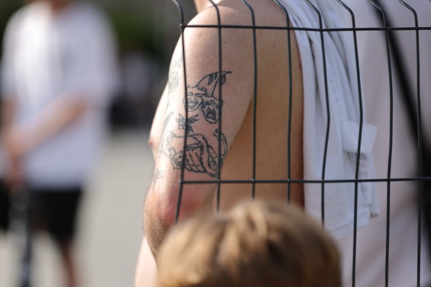 Skaterzy na placu Wolności jeżdżą na deskorolce. Międzynarodowy Dzień Deskorolki