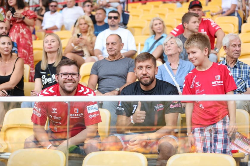 Kobiety, mężczyźni i dzieci na meczu żużlowym Betard Sparta Wrocław vs. Fogo Unia Leszno, 20 sierpnia.
