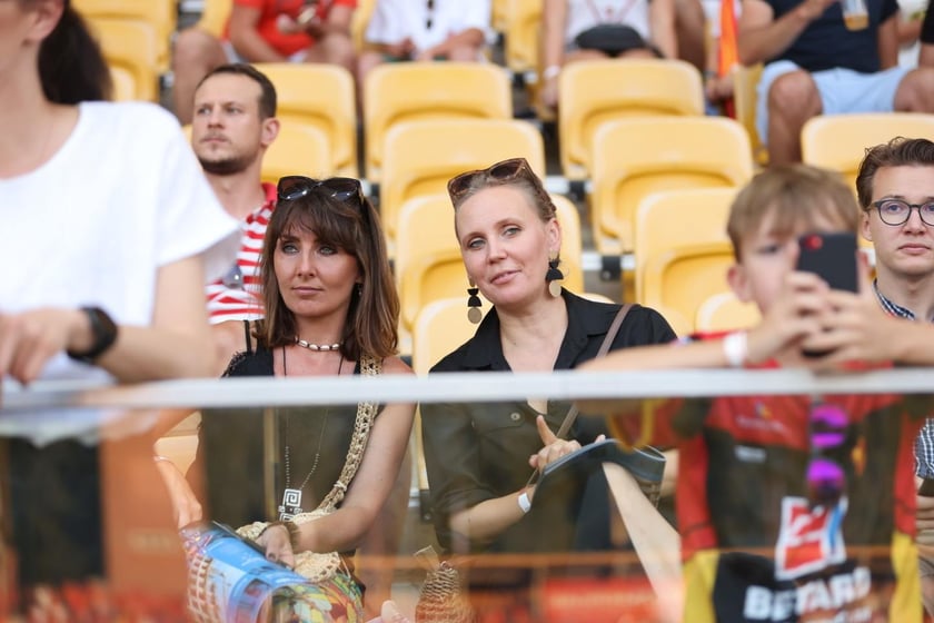 Kobiety, mężczyźni i dzieci na meczu żużlowym Betard Sparta Wrocław vs. Fogo Unia Leszno, 20 sierpnia.
