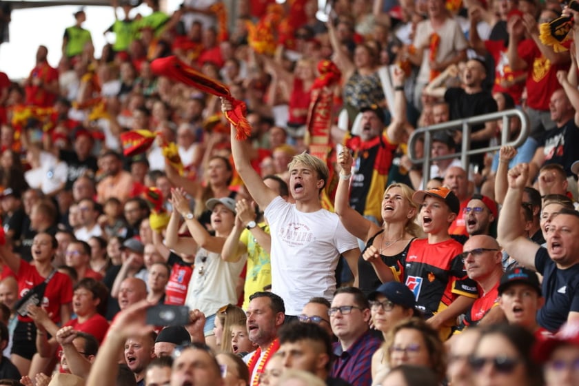 Kobiety, mężczyźni i dzieci na meczu żużlowym Betard Sparta Wrocław vs. Fogo Unia Leszno, 20 sierpnia.