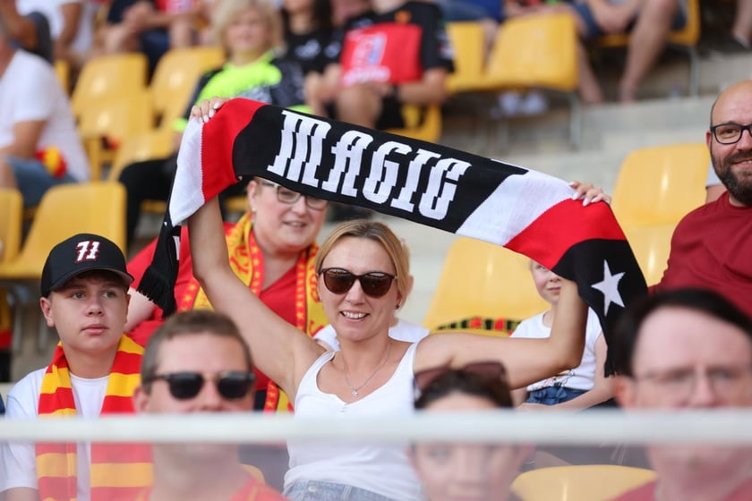 Kobiety, mężczyźni i dzieci na meczu żużlowym Betard Sparta Wrocław vs. Fogo Unia Leszno, 20 sierpnia.