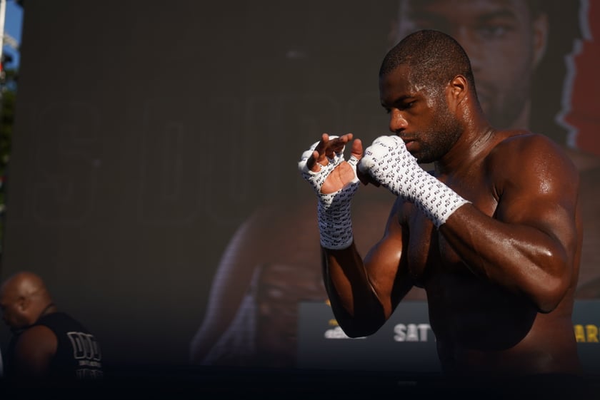 Oleksandr Usyk i Daniel Dubois podczas treningu na placu Wolności we Wrocławiu. Mistrzowska walka i wielka bokserska gala już w sobotę na Tarczyński Arena