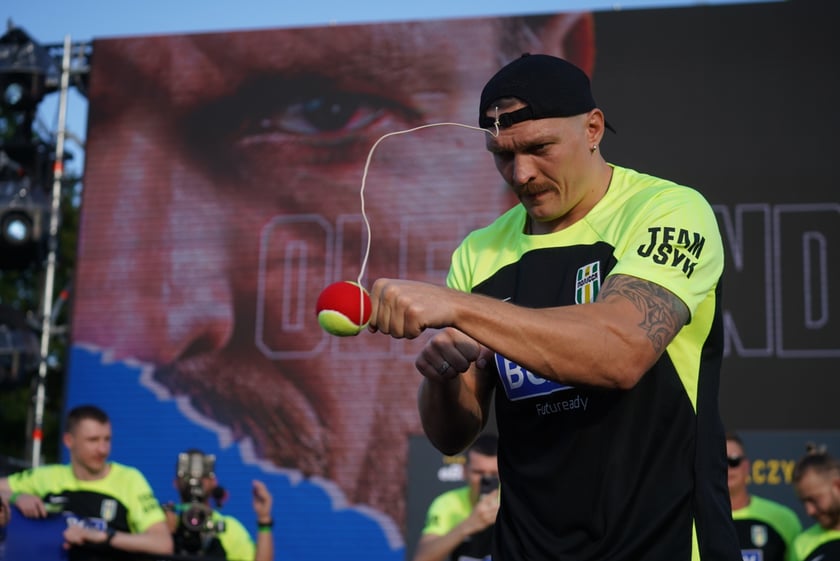 Oleksandr Usyk i Daniel Dubois podczas treningu na placu Wolności we Wrocławiu. Mistrzowska walka i wielka bokserska gala już w sobotę na Tarczyński Arena