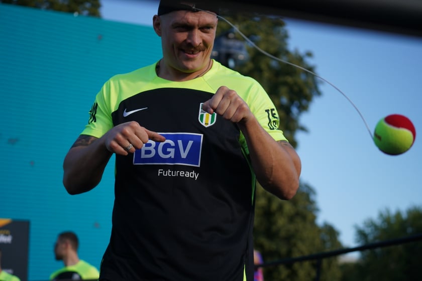 Oleksandr Usyk i Daniel Dubois podczas treningu na placu Wolności we Wrocławiu. Mistrzowska walka i wielka bokserska gala już w sobotę na Tarczyński Arena