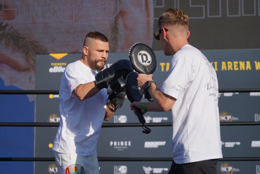 Oleksandr Usyk i Daniel Dubois podczas treningu na placu Wolności we Wrocławiu. Mistrzowska walka i wielka bokserska gala już w sobotę na Tarczyński Arena