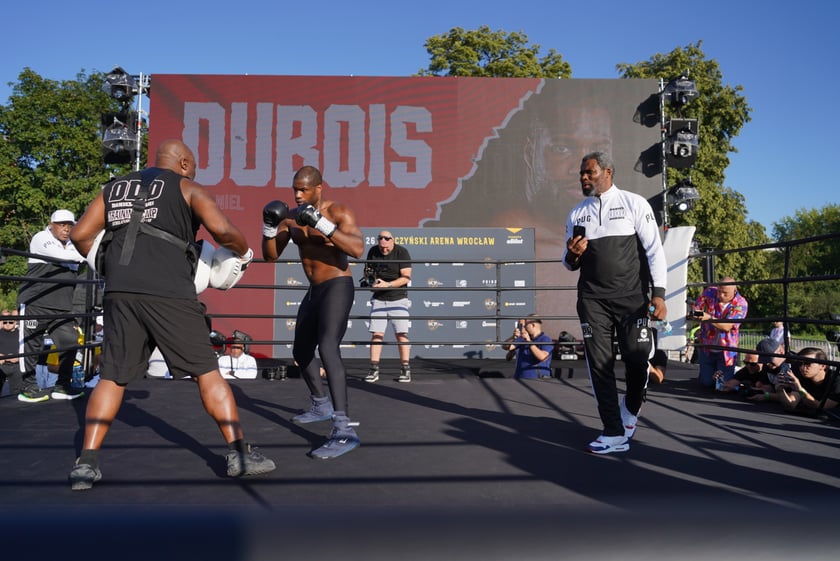 Oleksandr Usyk i Daniel Dubois podczas treningu na placu Wolności we Wrocławiu. Mistrzowska walka i wielka bokserska gala już w sobotę na Tarczyński Arena