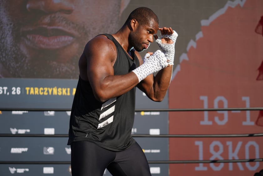 Oleksandr Usyk i Daniel Dubois podczas treningu na placu Wolności we Wrocławiu. Mistrzowska walka i wielka bokserska gala już w sobotę na Tarczyński Arena
