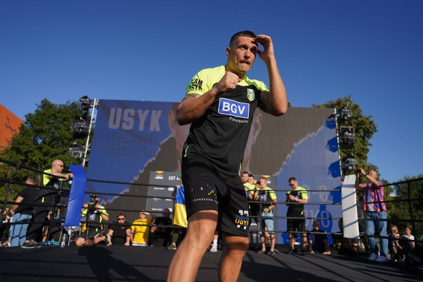 Oleksandr Usyk i Daniel Dubois podczas treningu na placu Wolności we Wrocławiu. Mistrzowska walka i wielka bokserska gala już w sobotę na Tarczyński Arena