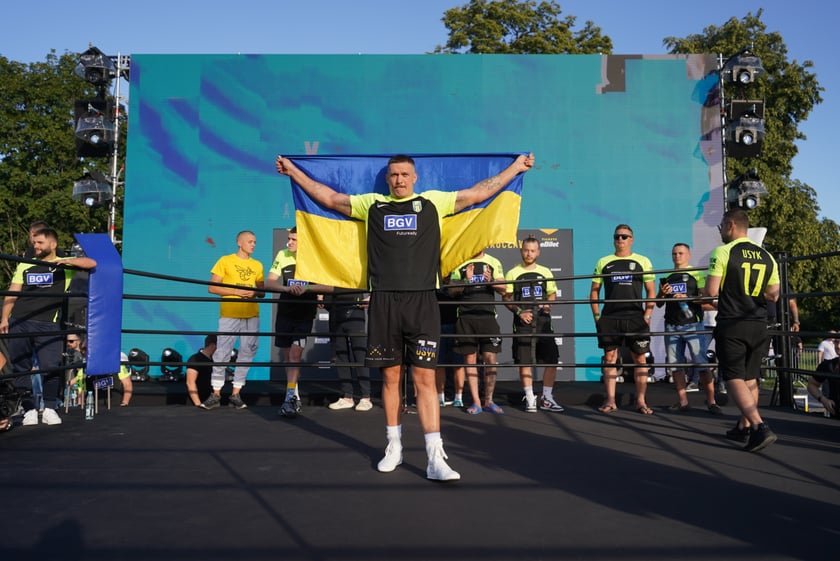 Oleksandr Usyk i Daniel Dubois podczas treningu na placu Wolności we Wrocławiu. Mistrzowska walka i wielka bokserska gala już w sobotę na Tarczyński Arena