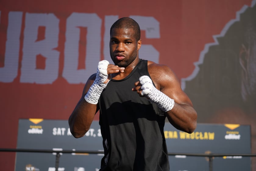 Oleksandr Usyk i Daniel Dubois podczas treningu na placu Wolności we Wrocławiu. Mistrzowska walka i wielka bokserska gala już w sobotę na Tarczyński Arena