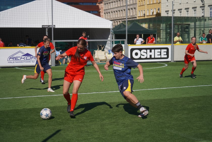 Reprezentantka Francji oddaje strzał na bramkę Polek