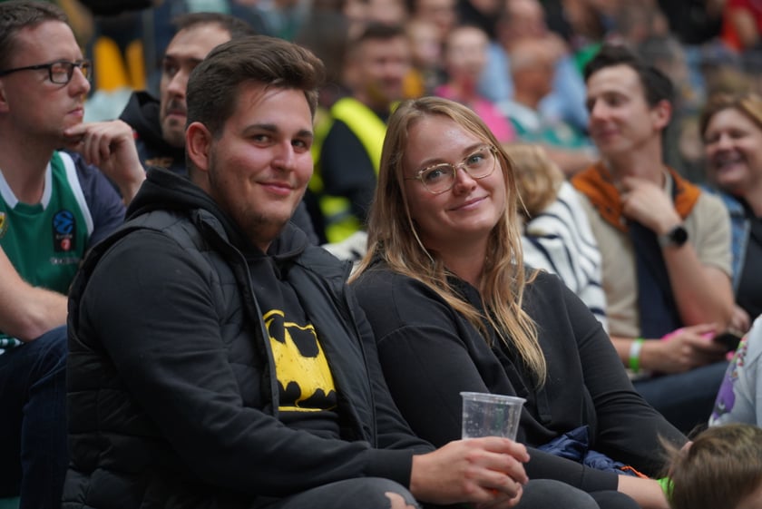 Kibice na meczu Śląska Wrocław z Arką Gdynia w hali Orbita.