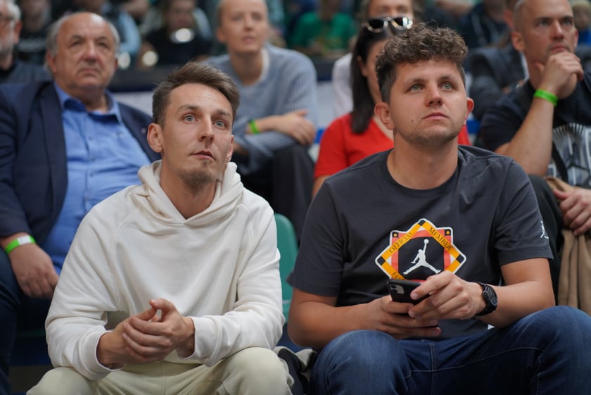 Kibice na meczu Śląska Wrocław z Arką Gdynia w hali Orbita.