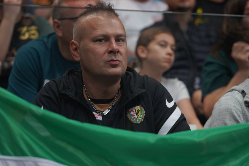 Kibice na meczu Śląska Wrocław z Arką Gdynia w hali Orbita.