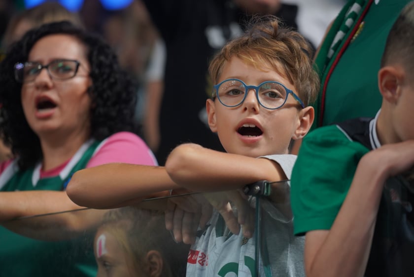 Kibice na meczu Śląska Wrocław z Arką Gdynia w hali Orbita.