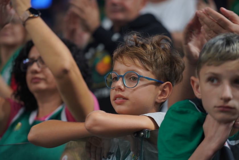 Kibice na meczu Śląska Wrocław z Arką Gdynia w hali Orbita.