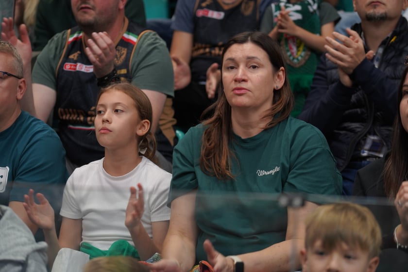 Kibice na meczu Śląska Wrocław z Arką Gdynia w hali Orbita.