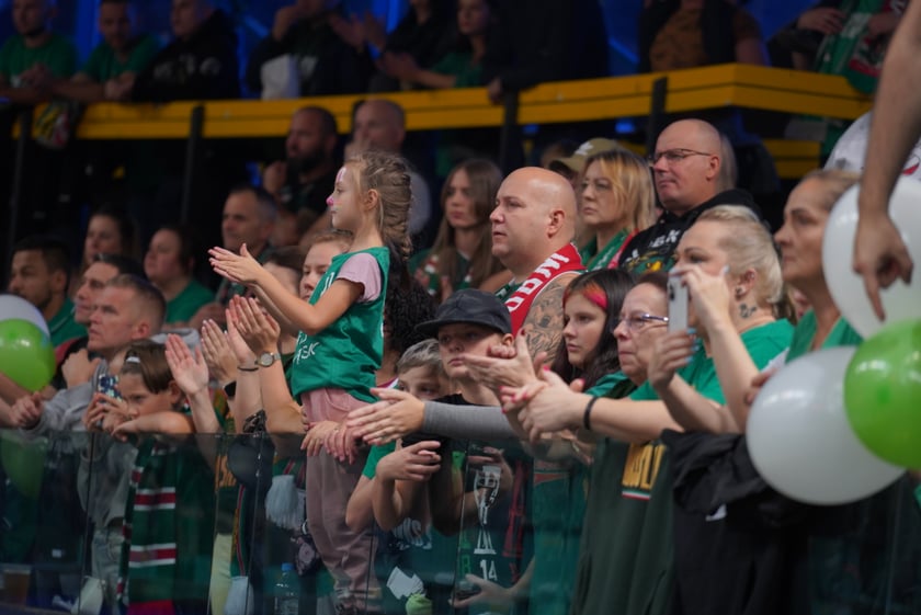 Kibice na meczu Śląska Wrocław z Arką Gdynia w hali Orbita.