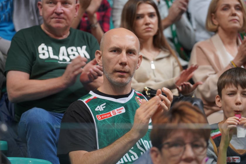 Kibice na meczu Śląska Wrocław z Arką Gdynia w hali Orbita.