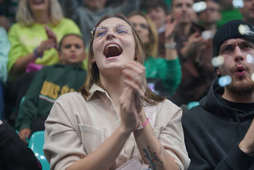 Kibice na meczu Śląska Wrocław z Arką Gdynia w hali Orbita.