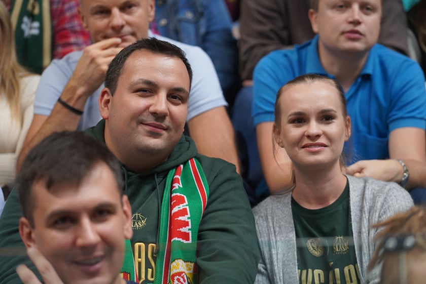 Kibice na meczu Śląska Wrocław z Arką Gdynia w hali Orbita.