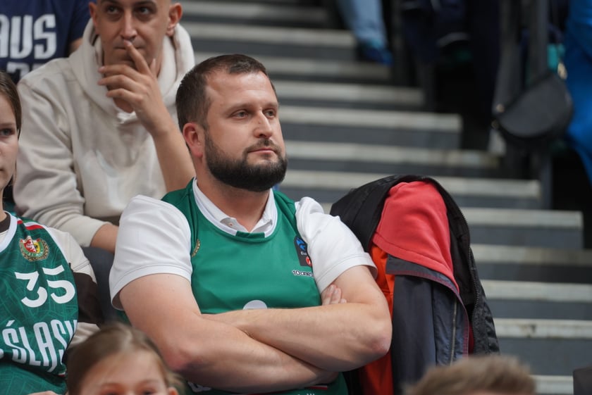 Kibice na meczu Śląska Wrocław z Arką Gdynia w hali Orbita.