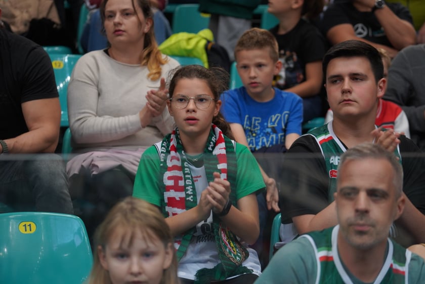 Kibice na meczu Śląska Wrocław z Arką Gdynia w hali Orbita.