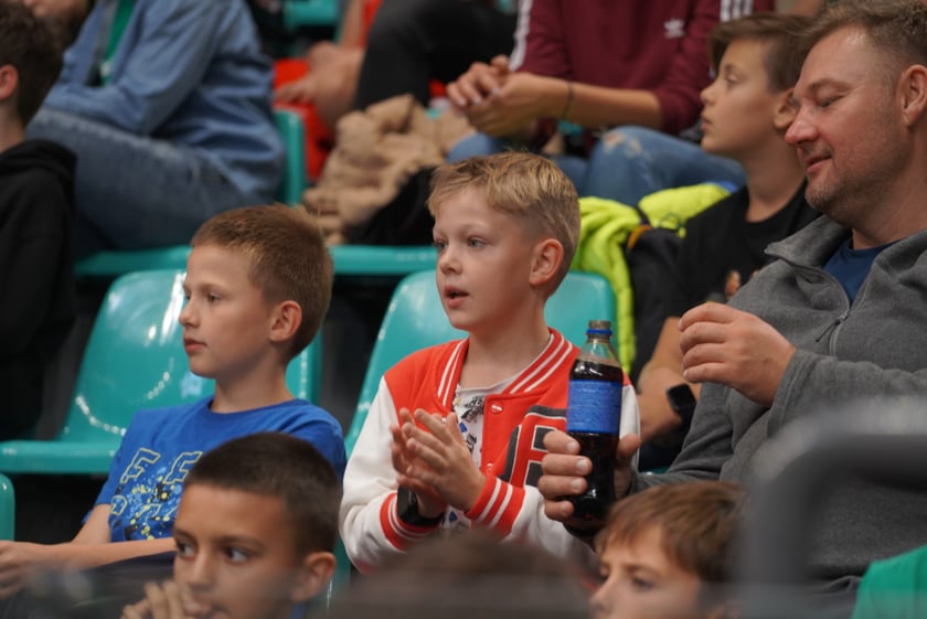 Kibice na meczu Śląska Wrocław z Arką Gdynia w hali Orbita.