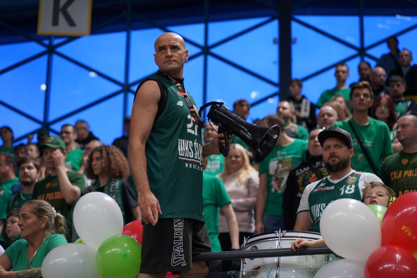 Kibice na meczu Śląska Wrocław z Arką Gdynia w hali Orbita.