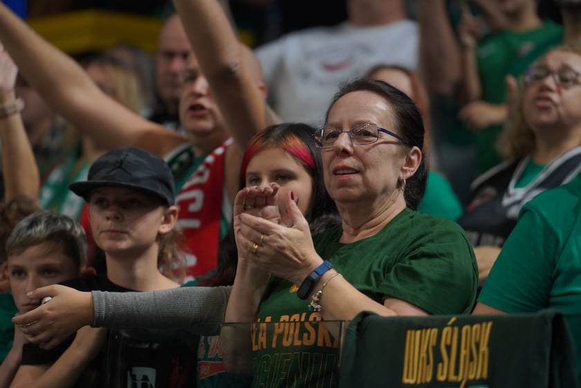 Kibice na meczu Śląska Wrocław z Arką Gdynia w hali Orbita.