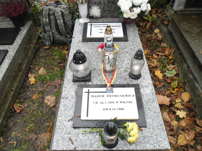 Nagrobek Marka Petrusewicza na cmentarzu przy ul. Bujwida