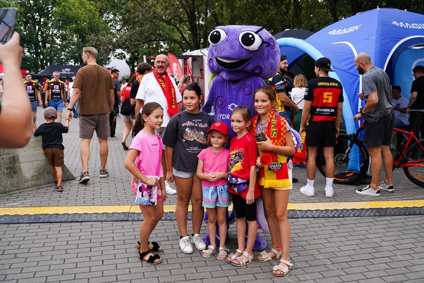 Kibice podczas meczu żużlowego Betard Sparta Wrocław - Motor Lublin na Stadionie Olimpijskim we Wrocławiu - 9 sierpnia 2024 r.