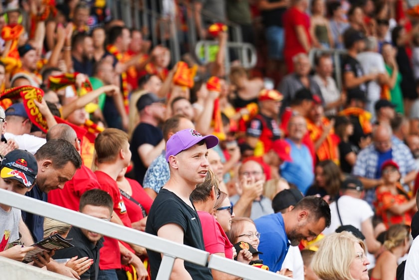 Kibice podczas meczu żużlowego Betard Sparta Wrocław - Motor Lublin na Stadionie Olimpijskim we Wrocławiu - 9 sierpnia 2024 r.