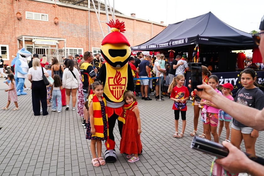 Kibice podczas meczu żużlowego Betard Sparta Wrocław - Motor Lublin na Stadionie Olimpijskim we Wrocławiu - 9 sierpnia 2024 r.