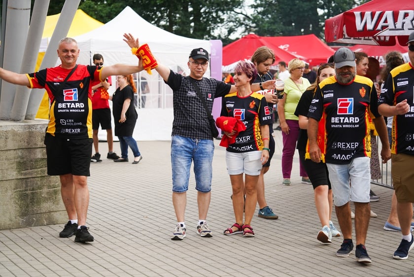 Kibice podczas meczu żużlowego Betard Sparta Wrocław - Motor Lublin na Stadionie Olimpijskim we Wrocławiu - 9 sierpnia 2024 r.
