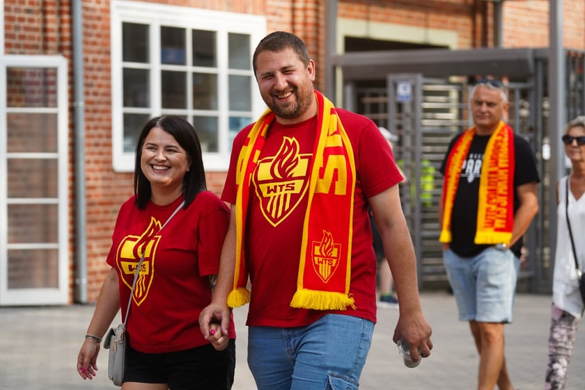 Kibice podczas meczu żużlowego Betard Sparta Wrocław - Motor Lublin na Stadionie Olimpijskim we Wrocławiu - 9 sierpnia 2024 r.