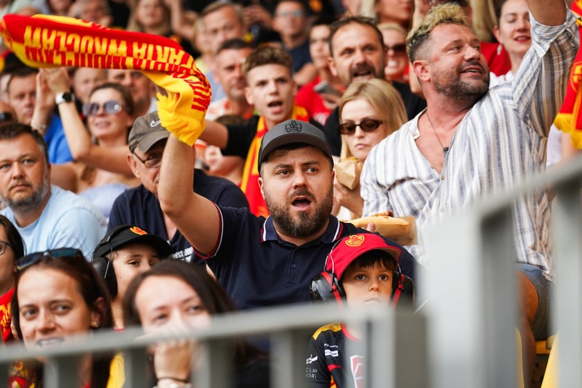 Kibice podczas meczu żużlowego Betard Sparta Wrocław - Motor Lublin na Stadionie Olimpijskim we Wrocławiu - 9 sierpnia 2024 r.