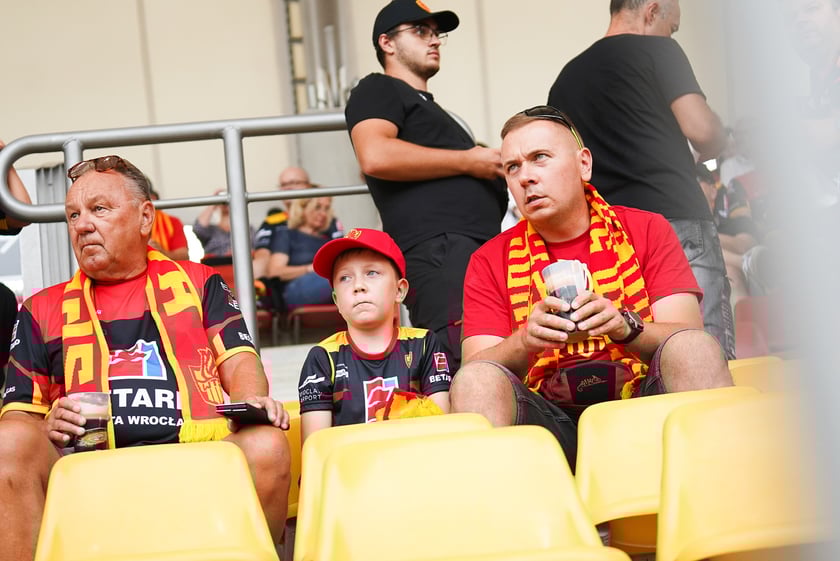 Kibice podczas meczu żużlowego Betard Sparta Wrocław - Motor Lublin na Stadionie Olimpijskim we Wrocławiu - 9 sierpnia 2024 r.