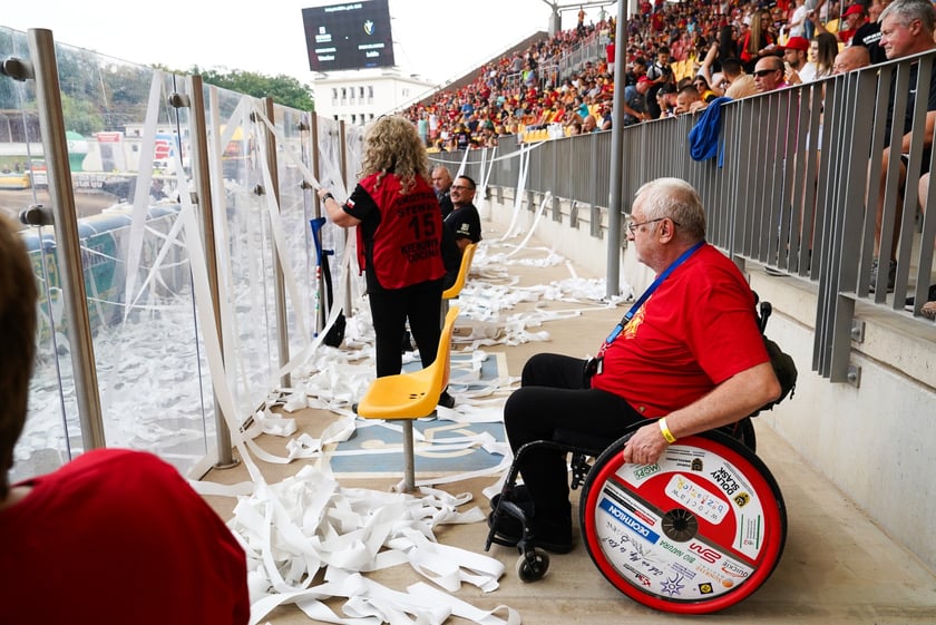Kibice podczas meczu żużlowego Betard Sparta Wrocław - Motor Lublin na Stadionie Olimpijskim we Wrocławiu - 9 sierpnia 2024 r.