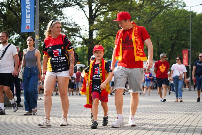 Kibice podczas meczu żużlowego Betard Sparta Wrocław - Motor Lublin na Stadionie Olimpijskim we Wrocławiu - 9 sierpnia 2024 r.