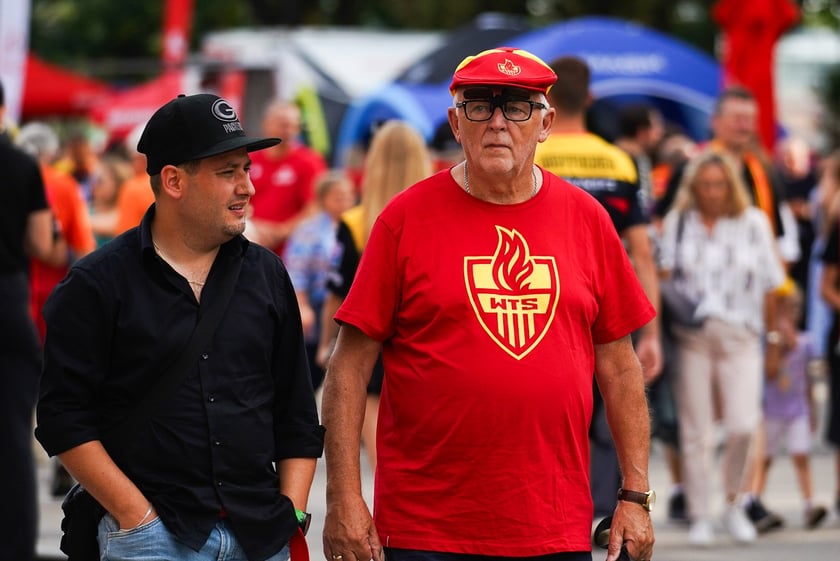 Kibice podczas meczu żużlowego Betard Sparta Wrocław - Motor Lublin na Stadionie Olimpijskim we Wrocławiu - 9 sierpnia 2024 r.