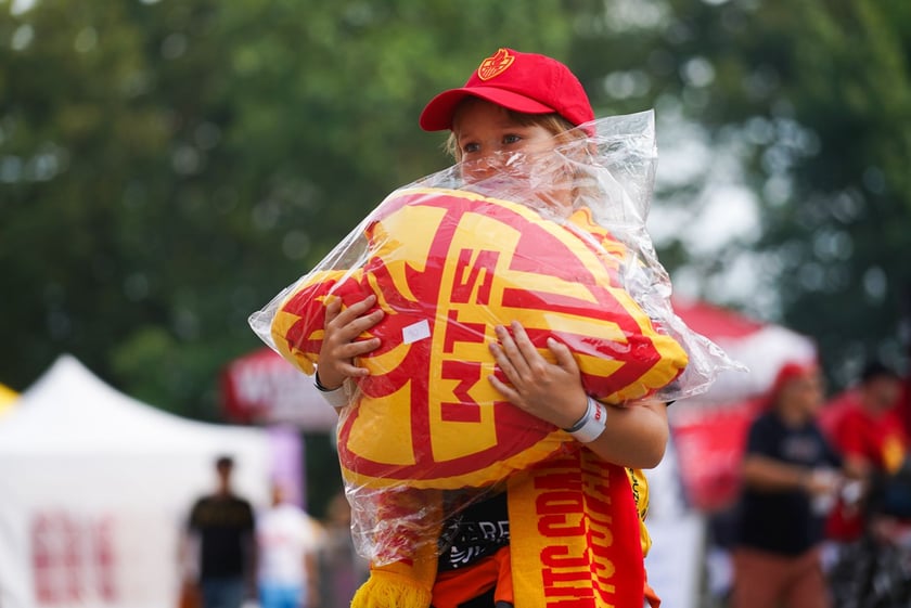 Kibice podczas meczu żużlowego Betard Sparta Wrocław - Motor Lublin na Stadionie Olimpijskim we Wrocławiu - 9 sierpnia 2024 r.