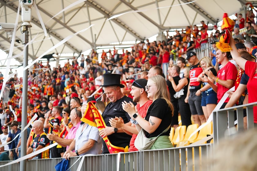 Kibice podczas meczu żużlowego Betard Sparta Wrocław - Motor Lublin na Stadionie Olimpijskim we Wrocławiu - 9 sierpnia 2024 r.